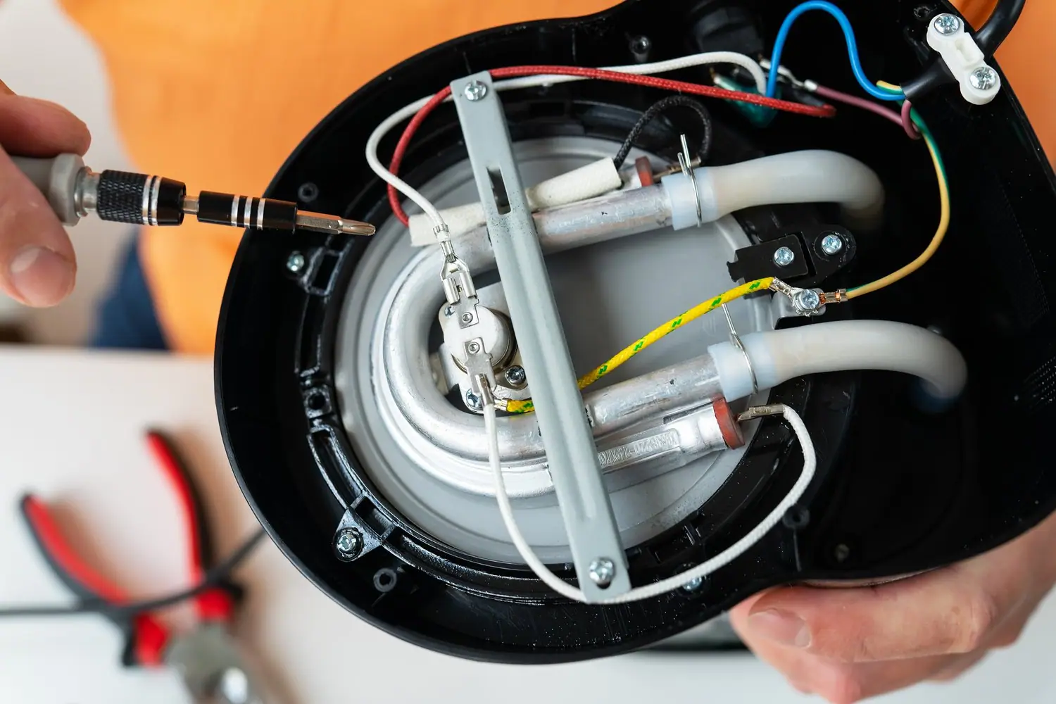 Wymiana elementów grzejnych w grzejniku elektrycznym - przewodnik bezpieczeństwa